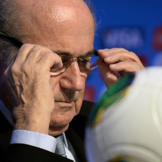 Blatter, 'perplejo' por acusaciones en su contra