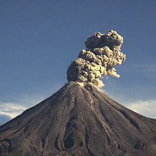 Volcán El Colima lanza fumarola de dos kilómetros con ceniza