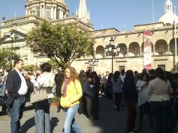 Cientos de tapatíos evacuan edificios públicos y privados luego del sismo de 4.4 grados. EL INFORMADOR / E. Barrera