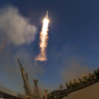 La nave tripulada rusa Soyuz TMA-19M llega con éxito a la EEI