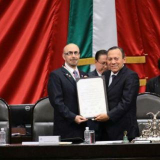 Neri Vela recibe medalla 'Eduardo Neri y Legisladores de 1913'