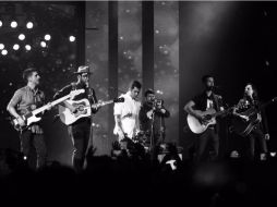 Su sexta producción 'Centro, sur y al otro lado', producida por el grupo, continúa escalando la lista de popularidad. TWITTER / @LosClaxons