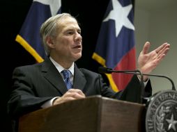 Greg Abbott señaló: ‘No vamos a ser víctimas de la respuesta apática del gobierno federal para la seguridad fronteriza’. AP / ARCHIVO