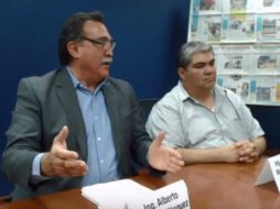 Alberto Sánchez Vázquez, de la SCT Jalisco (i) y Alejandro Martínez Varela, de la U de G, durante el ejercicio. YOUTUBE / El Informador