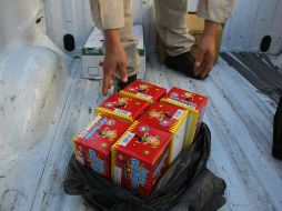 En tres locales del mercado El Parían, localizado en Calzada Independencia y Juárez, había 10.2 kilos de juegos pirotécnicos. ESPECIAL /