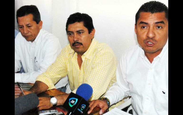 Ramírez (c), ex integrales del gabinete del ex gobernador Ángel Aguirre, resalta su admiración por Cuauhtémoc Cárdenas. NTX / ARCHIVO