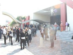 Personal evacuado de la Cámara de Comercio. Los daños por el sismo de ayer fueron menores. EL INFORMADOR / P. Franco