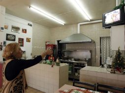 María de Anda, quien atiende una fonda, cambia por última vez los canales de su antiguo televisor que a partir de hoy dejó de funcionar EL INFORMADOR / E. Barrera