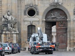 Un equipo de artificieros registra el auto y no encontró ningún arma ni explosivos, según medios locales. AP / C. Ena