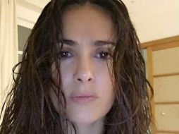 ''Cabello mojado, sin maquillaje, sin filtro, sin retoque, pero con buena iluminación'', escribió la actriz. INSTAGRAM / salmahayek