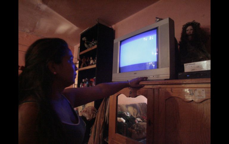 Algunos tapatíos no pueden adquirir un decodificador o una pantalla digital. EL INFORMADOR / R. Tamayo