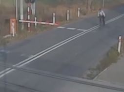 El hombre fue multado con 180 dólares por ignorar una luz roja. YOUTUBE / Mutombo Akisi