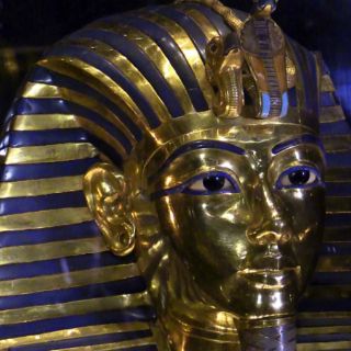 La máscara Tutankamón regresa a su vitrina tras restauración