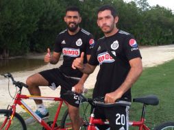 El defensa (i) asegura que el grupo está muy concentrado en mantener la intensidad a tope. TWITTER / @Chivas