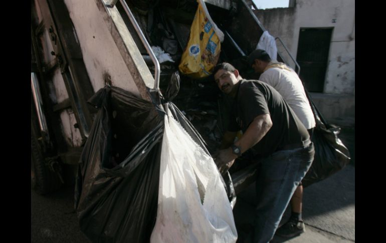 Los camiones recolectores de basura en Tlaquepaque tienen prohibido recoger televisores analógicos. EL INFORMADOR / R. Tamayo