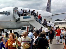 En la actualidad los viajeros estadounidenses y cubanos deben viajar en vuelos fletados que son complicados para reservar. AP / ARCHIVO