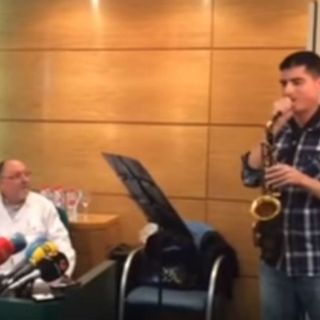 Extirpan tumor a un joven mientras toca el saxofón