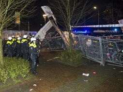 Personal de la Policía se enfrenta a un grupo de manifestantes. EFE / J. Jumelet