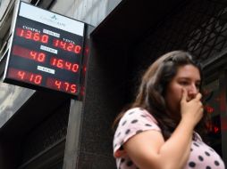 El precio del dólar oscila en bancos y casas de cambio entre 13.95 y 14.20 pesos. AFP / E. Abramovich