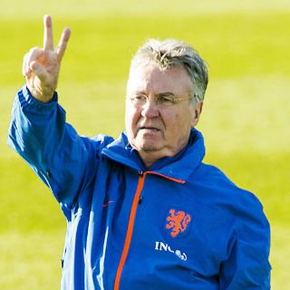 Guus Hiddink, el favorito para sustituir a Mourinho