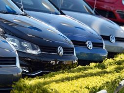 Volkswagen ha admitido que instaló mecanismos en unos 500 mil vehículos en EU que le permitían burlar inspecciones. AFP / ARCHIVO