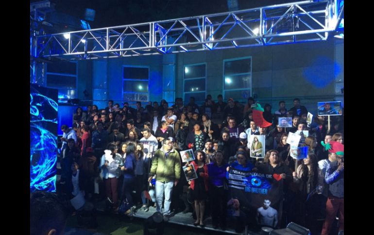Los familiares y fans de los finalistas arribaron a las instalaciones del foro a la espera del resultado final. TWITTER / @bbmexlive