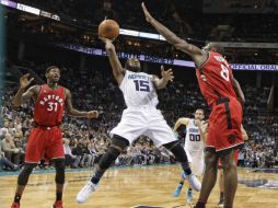 Kemba Walker, de Charlotte, se prepara a disparar sobre Bismarck Biyombo durante la segunda mitad del juego. AP / C. Burton