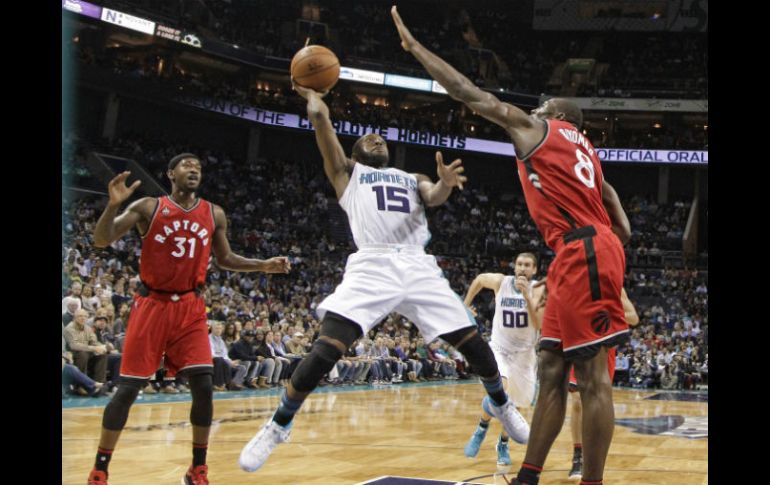 Kemba Walker, de Charlotte, se prepara a disparar sobre Bismarck Biyombo durante la segunda mitad del juego. AP / C. Burton