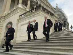 Varios miembros del Congreso abandonan el edificio tras votar en el Capitolio. EFE / M. Reynolds