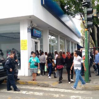 Atracan banco en San Juan de Dios
