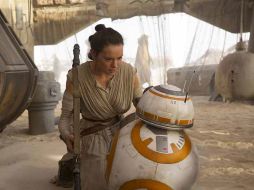 Dos generaciones coinciden en Star Wars: El despertar de la fuerza. ESPECIAL / DISNEY