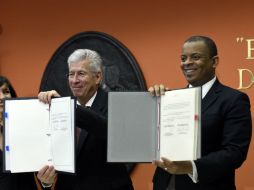Gerardo Ruiz Esparza y Anthony Foxx muestran el acuerdo firmado, al que calificaron como 'trascendental'. AP / S. Walsh
