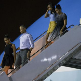Obama y su familia comienzan vacaciones en Hawaii