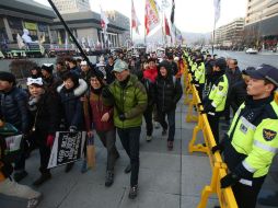 Los manifestantes desfilan por las calles del centro rodeados de grupos de policías que los mantenían bajo estrecha vigilancia. EFE / Y. Ji-Woong