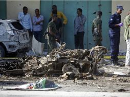 La explosión daña edificios y coches cercanos, y las sospechas recaen sobre el grupo extremista islámico Al Shabab. AP / F. Abdi Warsameh