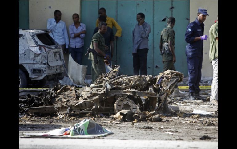 La explosión daña edificios y coches cercanos, y las sospechas recaen sobre el grupo extremista islámico Al Shabab. AP / F. Abdi Warsameh