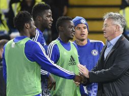 El nuevo entrenador Guus Hiddink, felicita a algunos jugadores al finalizar el partido. EFE / F. Arrizabalaga