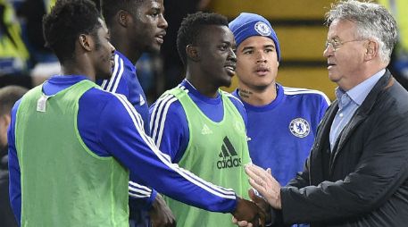 El nuevo entrenador Guus Hiddink, felicita a algunos jugadores al finalizar el partido. EFE / F. Arrizabalaga