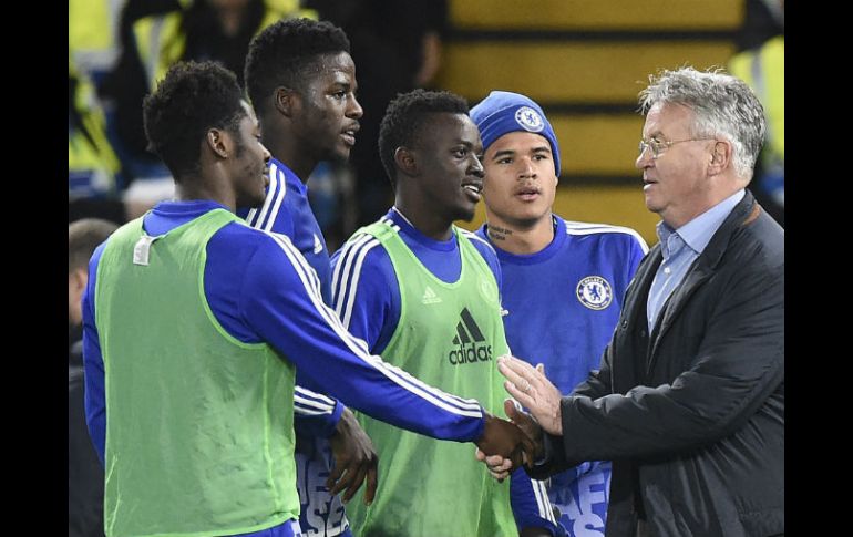 El nuevo entrenador Guus Hiddink, felicita a algunos jugadores al finalizar el partido. EFE / F. Arrizabalaga