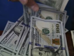 El dólar se ofrece en 17.33 pesos en la terminal aérea de la capital del País. EL INFORMADOR / ARCHIVO