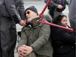 El actor de 75 años lideró un canto de protesta entre un grupo de manifestantes. AP / E. Gliedman