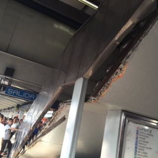 Caída de escaleras deja dos heridos en Metro Nativitas