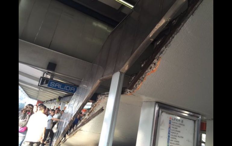 El accidente ocurrió en la estación de la Línea 2, que va de Cuatro Caminos a Taxqueña. TWITTER / @omar_pinac