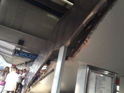 La estructura de la escalera norte que comunicaba el andén de la estación sufrió un vencimiento de unos 20 centímetros. TWITTER / @omar_pinac