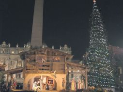 El abeto regalado por la región de Baviera al Vaticano, custodia el nacimiento en la Plaza de San Pedro. EFE / ARCHIVO