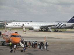 Se presumió que un objeto extraño en un lavabo podría ser una bomba en el avión. EFE /