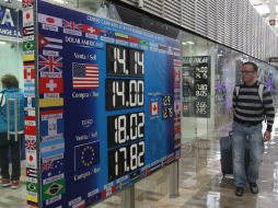 El billete verde se compra en promedio en 16.51 en el AICM. NTX / ARCHIVO