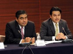 El senador Zoé Robledo (d) considera fundamental emitir una norma federal para que no sufran represalias. NTX / ARCHIVO