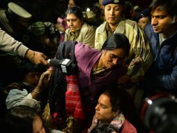 La madre de la víctima fue sacada por las autoridades mientras se manifestaba. AFP / C. Khanna