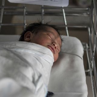 Policías ayudan a una mujer a dar a luz dentro de un auto